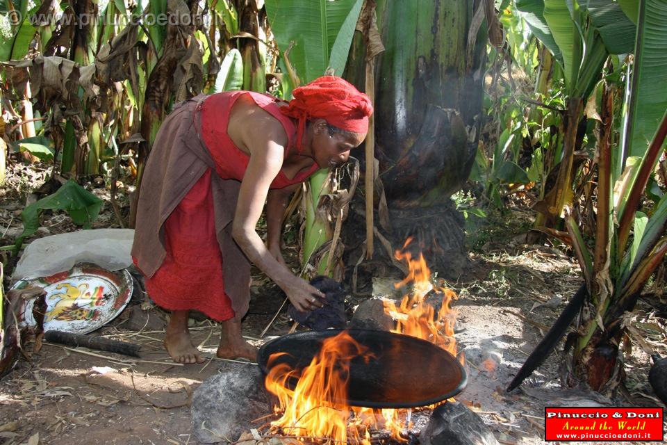 Ethiopia - Preparazione del kotcho pane tradizionale - 15.jpg